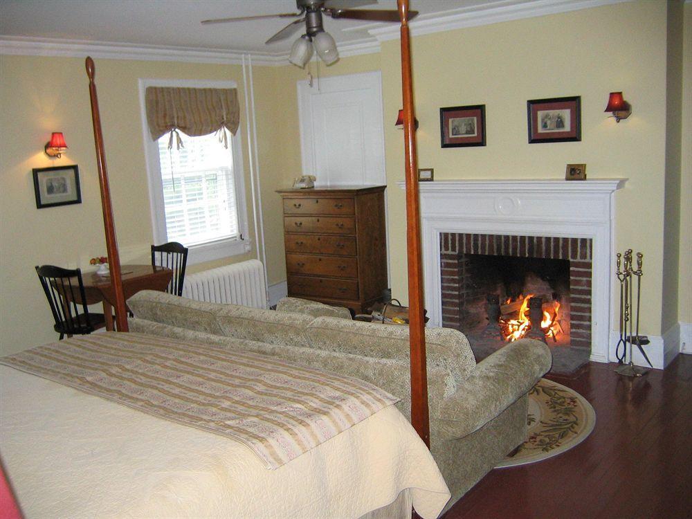 Four Chimneys Inn Беннингтон Экстерьер фото