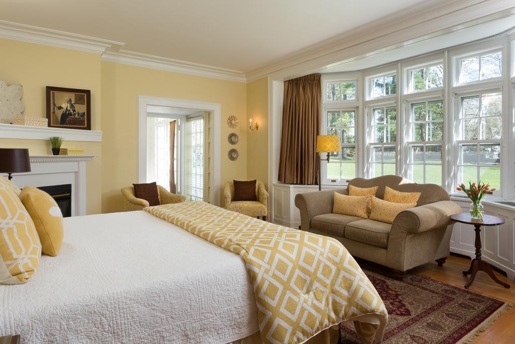 Four Chimneys Inn Беннингтон Экстерьер фото