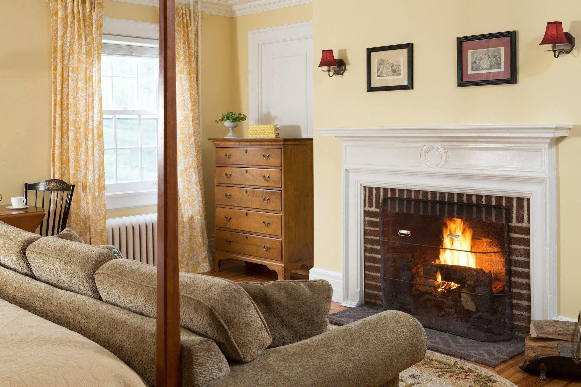Four Chimneys Inn Беннингтон Экстерьер фото