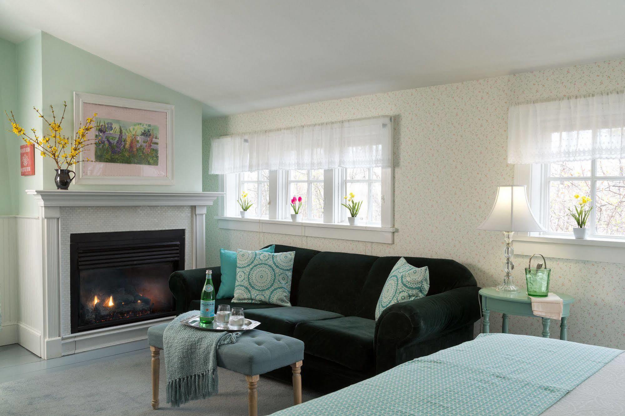 Four Chimneys Inn Беннингтон Экстерьер фото
