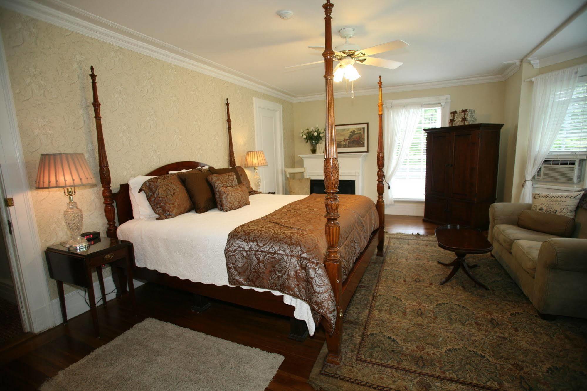 Four Chimneys Inn Беннингтон Экстерьер фото
