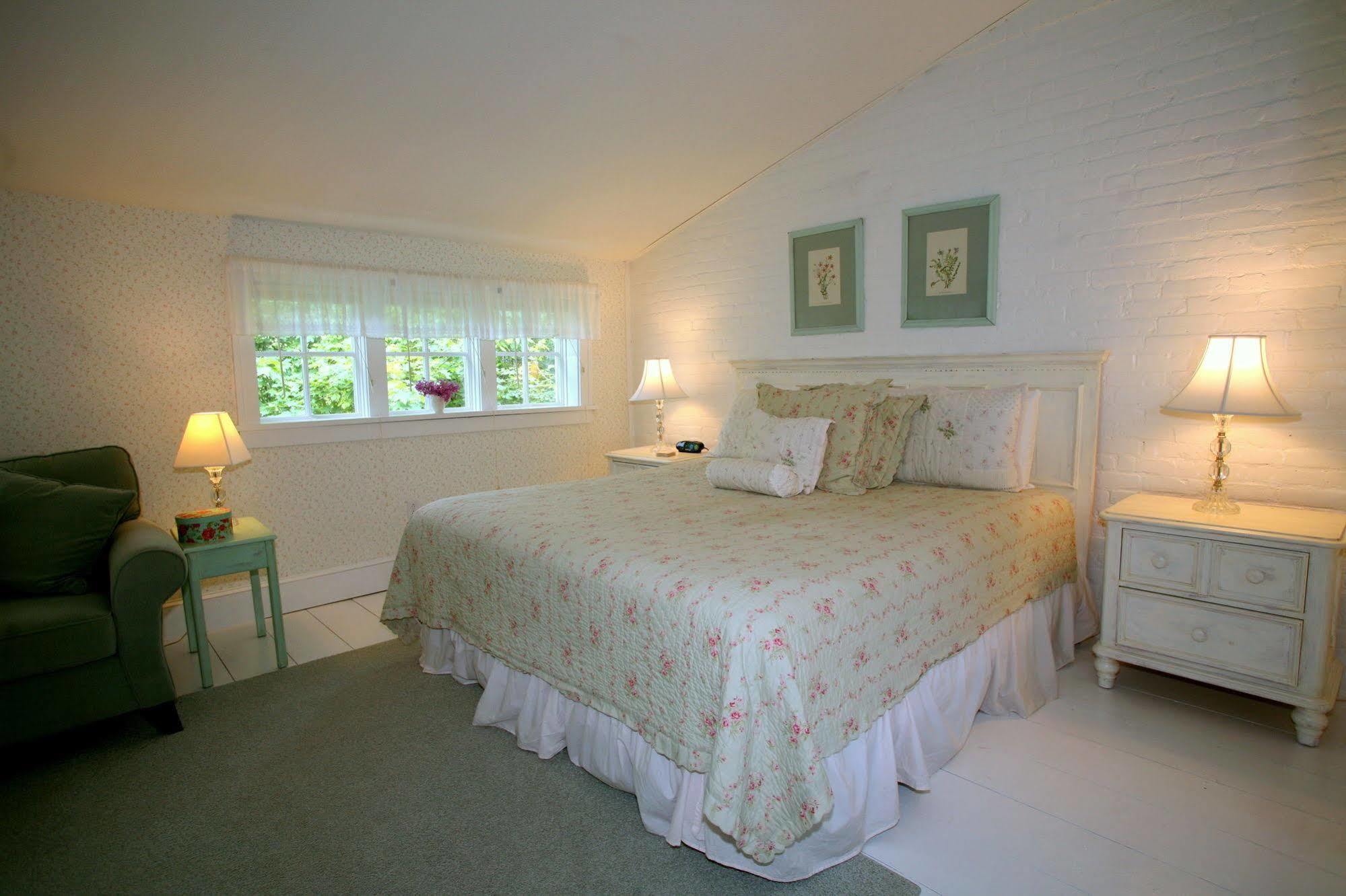 Four Chimneys Inn Беннингтон Экстерьер фото