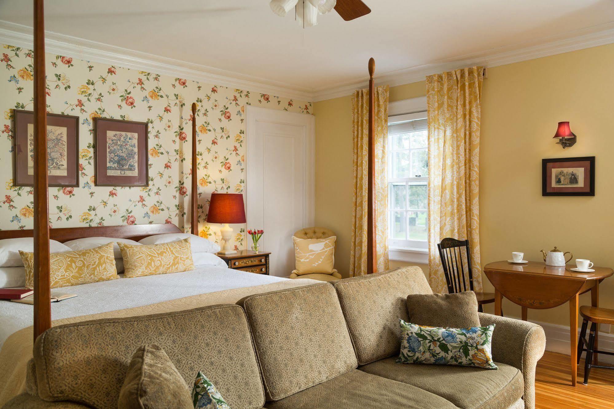 Four Chimneys Inn Беннингтон Экстерьер фото