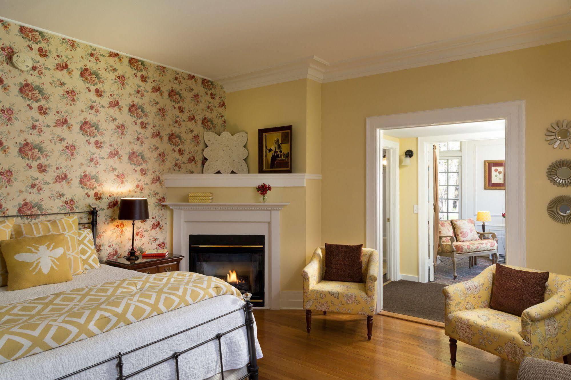 Four Chimneys Inn Беннингтон Экстерьер фото