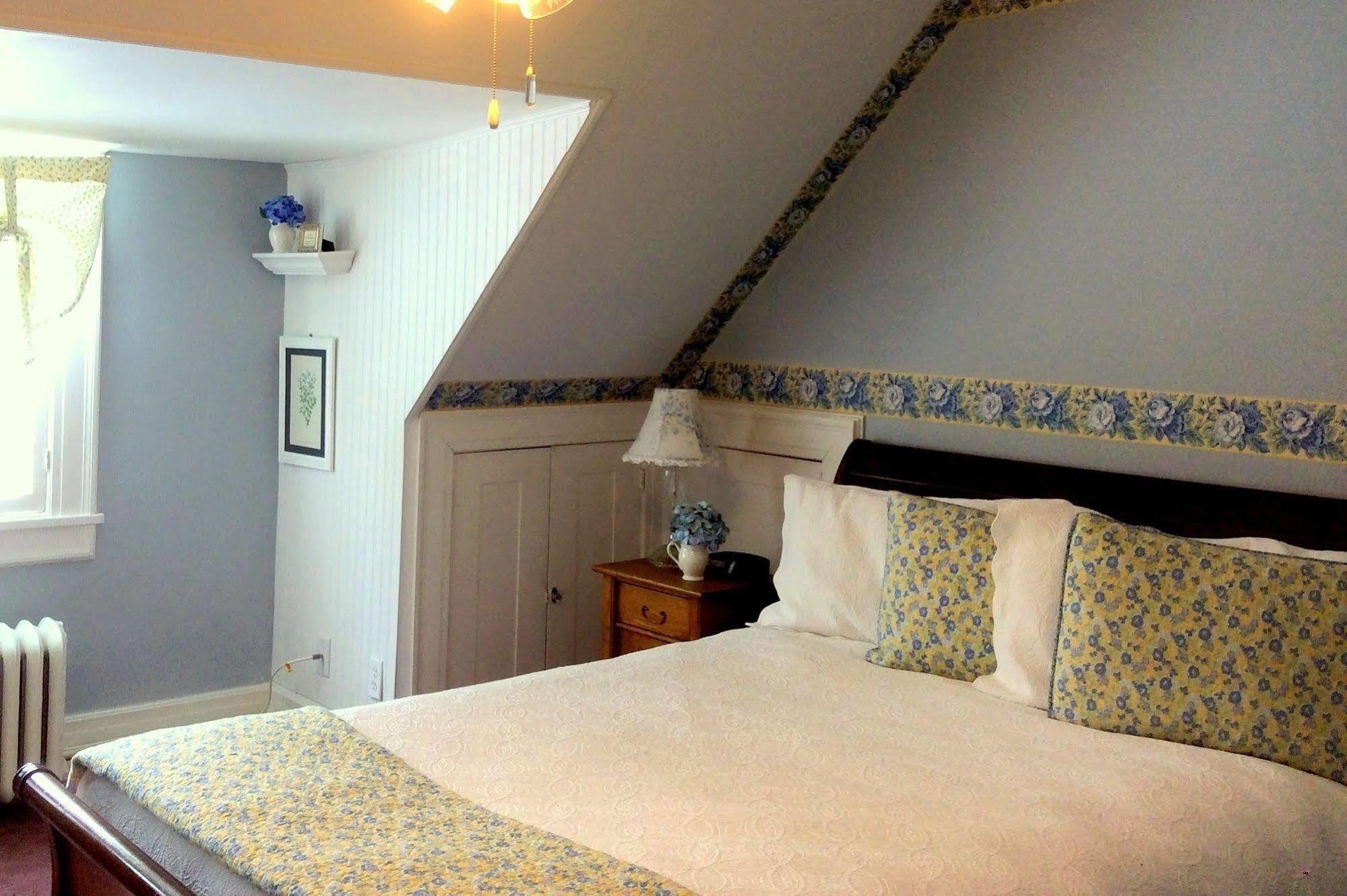 Four Chimneys Inn Беннингтон Экстерьер фото